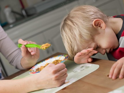 Cara Mengatasi Anak Susah Makan, Maunya Kok Sambil Jalan-Jalan?