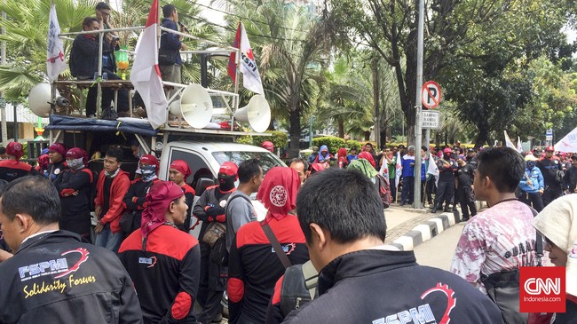 Nelayan di pesisir Jakarta Utara tak dapat melaut ke tengah lantaran perahu yang kecil. Alhasil, terbatasnya akses menyebabkan hasil tangkapan minim.