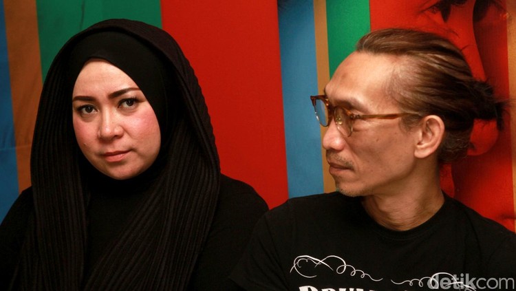 Anto Hoed menunjukkan cara elegan ketika membela istrinya, melly Goeslaw yang jadi korban bullying di perayaan Haloween.