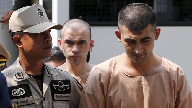 Salah satu tersangka bom Bangkok, Adem Karadag, terlihat emosional saat digiring petugas menuju pengadilan militer pekan ini.