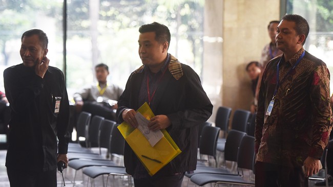 Pengawalan Richard hampir sama dengan saat Ayahnya diperiksa, yaitu Aguan. Sejumlah personel kepolisian dan pengawal pribadi Richad terus melindungi.