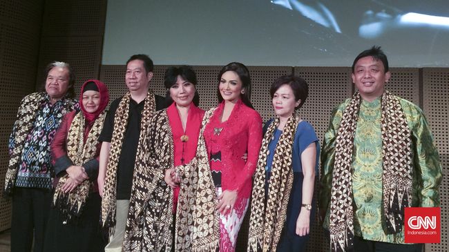 Desainer pendobrak pakem kebaya itu merilis laman penjualan daring yang mengikutsertakan unit usaha kecil menengah (UKM).