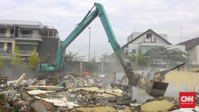 Penggusuran tempat tinggal di kawasan pacuan kuda Pulomas, Jakarta Timur, pagi ini berjalan tertib. 