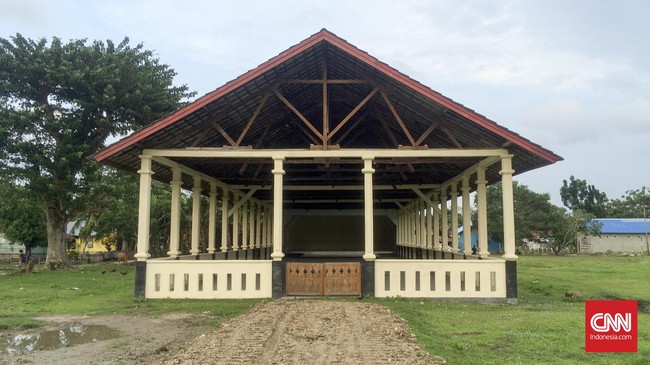 Selain balai kesenian di Desa Savana Jaya, tak mudah menemukan bukti-bukti keberadaan adanya lokasi pembuangan tahanan politik Orde Baru di Pulau Buru.