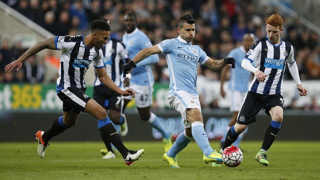 Sergio Aguero menciptakan sejarah baru ketika Manchester City ditahan imbang Newcastle United 1-1 pada lanjutan Liga Primer Inggris di Stadion St. James Park.