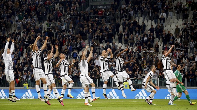 Tidak lama setelah Roma mengalahkan Napoli, para pemain Juventus merayakan keberhasilan mereka merebut Scudetto lima musim beruntun di Vinovo.