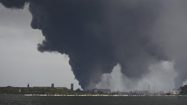 Setidaknya tiga orang tewas dan puluhan lainnya terluka akibat ledakan yang membuat daerah di sekitar Teluk Veracruz tertutup asap bahan kimia berbahaya.