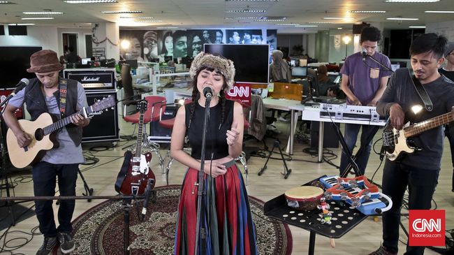 "Enggak ada salah atau benar untuk perempuan di musik," kata Elda Suryani, vokalis band Stars and Rabbit.