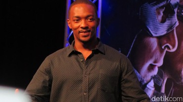 img-title Anthony Mackie Curhat Ingin Dibuatkan Kisah Cinta dengan Black Widow