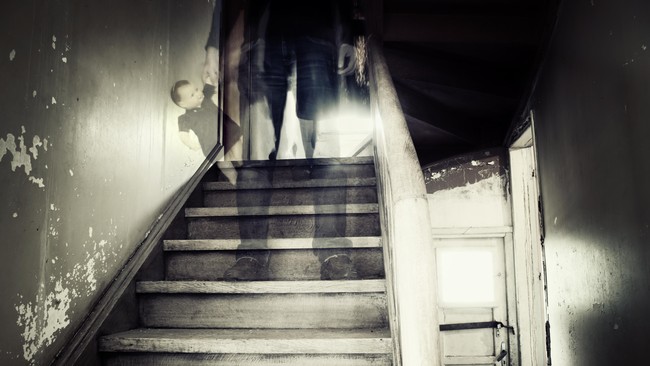 Kisah pengalaman bertemu hantu-hantu, lima di antaranya kemudian menjadi sahabat.