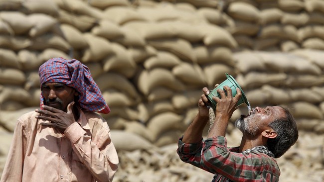 Lebih dari 100 warga India diperkirakan tewas akibat gelombang panas di India pada awal musim panas yang telah berlangsung selama beberapa hari.