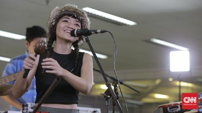 Bagaimana Elda Suryani, vokalis band Stars and Rabbit, memperingati Hari Kartini?