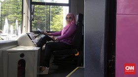 TransJakarta Luncurkan Bus Pinky Khusus Wanita