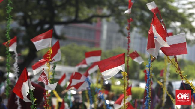 Walau hujan, penonton tetap bertahan dan semakin membeludak di sepanjang rute karnaval.