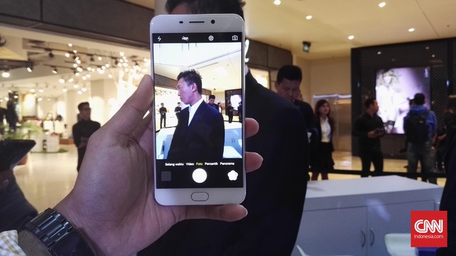 Dari embel-embel 'Plus' hingga desainnya, Oppo F1 Plus makin terlihat mirip dengan iPhone 6 Plus. Siapa tiru siapa?
