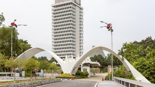 Menteri Energi Malaysia, Shamsul Anuar Nasarah, mundur sebagai bentuk kesetiaan terhadap partai yang menolak keputusan pemerintah terkait status darurat Covid.