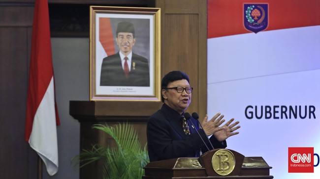 Pemerintah, dalam hal ini Kementerian Dalam Negeri memiliki tugas mengawasi kebijakan daerah agar tidak bertentangan dengan konstitusi.