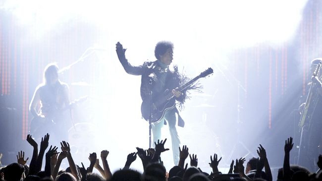Setelah ditinggal wafat, musik Prince justru melonjak di tangga lagu dunia.