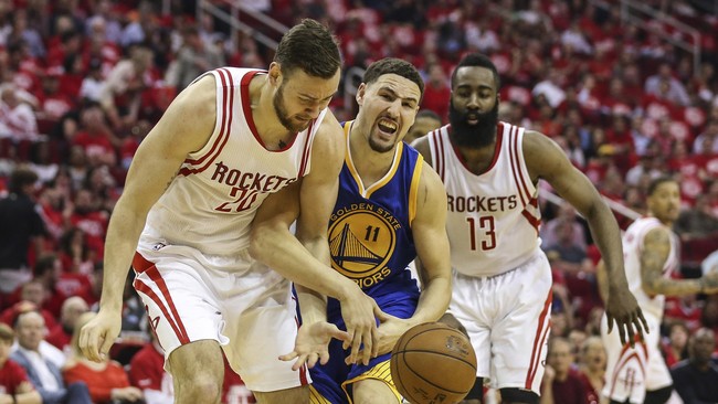 James Harden menjadi pahlawan bagi kemenangan Rockets lewat lemparan dua angka yang membalikkan keunggulan tipis saat dua detik terakhir kuarter keempat.