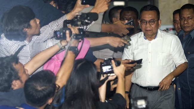 Dalam pemeriksaan yang keempat kalinya ini Taufik juga enggan berkomentar soal dugaan keterlibatannya dalam kasus yang menjerat M Sanusi.