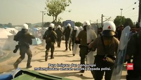Coba Diusir, Pengungsi Bentrok dengan Polisi di Yunani