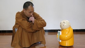 Kuil Buddha di China Perkenalkan Robot Biksu Kecil