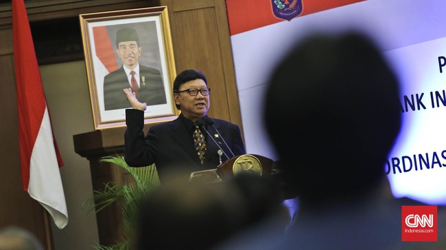 Menteri Dalam Negeri Tjahjo Kumolo mengatakan Kepolisian perlu memastikan apakah pembuat, penyebar, dan pengguna atribut palu-arit komunis atau tidak.