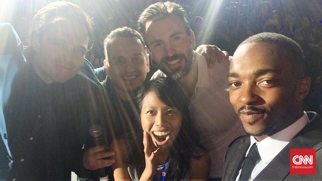 "Beri saya pelukan lagi. Saya butuh pelukan lagi," ujar aktor Chris Evans. Tentu saya, tidak menyia-nyiakan kesempatan langka itu.