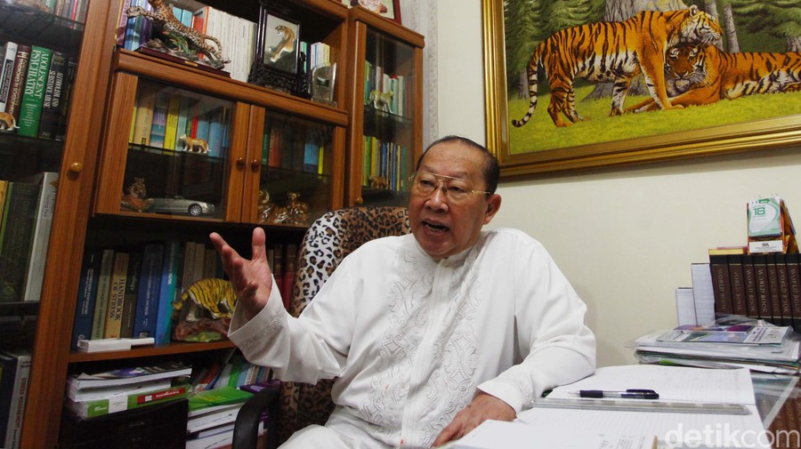 Dadang Hawari adalah salah satu psikiater terkenal di Indonesia&period; Dia kerap menjadi narasumber berbagai media nasional untuk berbagai kasus dari sisi psikologi&period; Dia adalah sosok yang tidak asing lagi di kalangan pemerintahan&comma; ilmuwan&comma; agamawan&comma; dan juga masyarakat awam&period; Aktivitasnya beragam&comma; mulai psikiater&comma; mengisi ceramah masalah kesehatan&comma; hingga meniti karir akademisnya menjadi Guru Besar Tetap di Fakultas Kedokteran Universitas Indonesia&period;