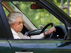 Cerita Ratu Elizabeth II Jadi Satu-satunya Orang Inggris yang Boleh Tak Punya SIM