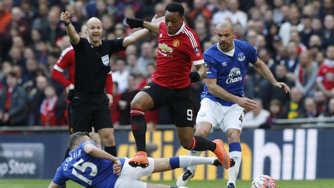 Marouane Fellaini berhasil membawa Manchester United unggul 1-0 atas Everton di babak pertama semifinal Piala FA.