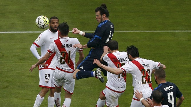 Real Madrid berhasil merebut puncak klasemen Liga Spanyol usai menang dramatis 3-2 atas Rayo Vallecano.
