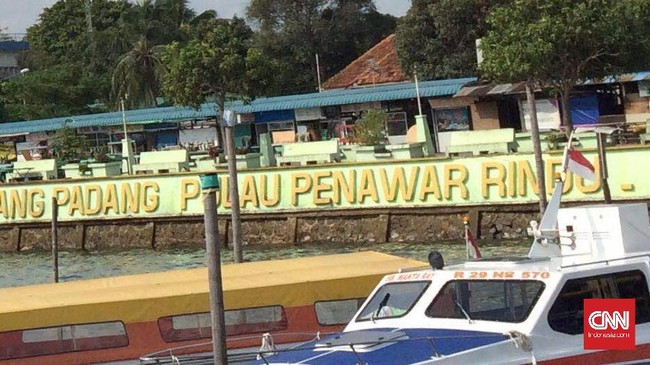 Kemarau belum lagi menyambangi Pulau Penawar Rindu. Namun air bersih sulit didapat, sukar ditemukan. Warga harus rela mandi dengan dua gayung air saja.