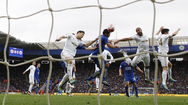 Leicester City mengukuhkan posisi mereka di puncak klasemen lewat kemenangan telak 4-0 atas Swansea.