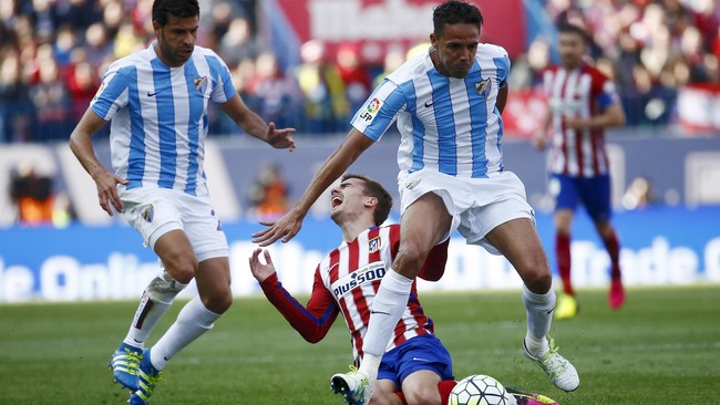 Atletico Madrid berhasil menggusur Real Madrid dari posisi puncak klasemen Liga Spanyol lewat kemenangan tipis 1-0 atas Malaga.