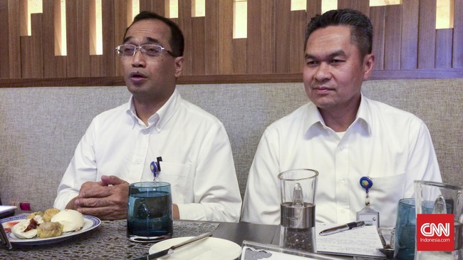 Melimpahnya likuiditas perbankan pasca program amnesti pajak tahap I, membuat perseroan memilih untuk berburu pinjaman di dalam negeri.