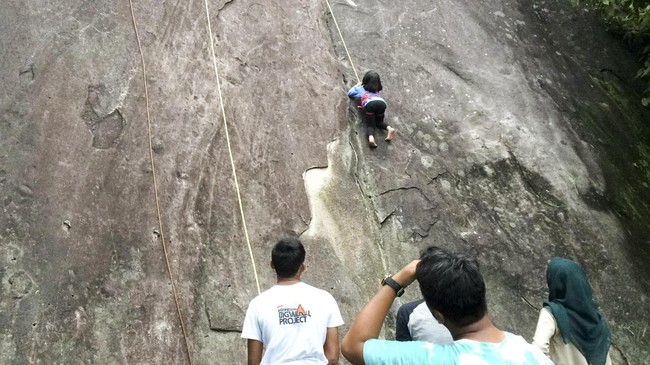 Di usia empat tahun, Regina Putri telah punya cukup keberanian untuk perlahan-lahan menjajal panjat tebing di Gunung Parang, Purwakarta.