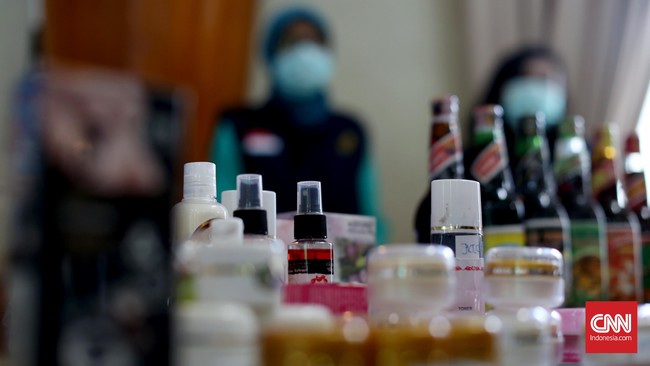 Rumah Kosmetik Ilegal Bandung Digerebek, Barbuk Senilai Rp1,2 Miliar BPOM menyita barang bukti belasan ribu kosmetik dan obat tradisional ilegal dengan barang bukti senilai Rp1,2 miliar dari penggerebekan di Bandung.