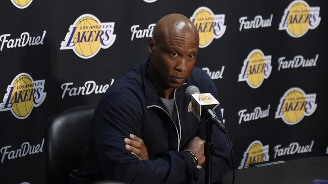Pelatih berusia 55 tahun itu dinilai gagal meningkatkan performa LA Lakers di NBA selama dua musim terakhir.