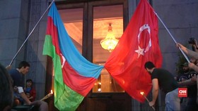 Demonstran Armenia Bakar Bendera Azerbaijan dan Turki