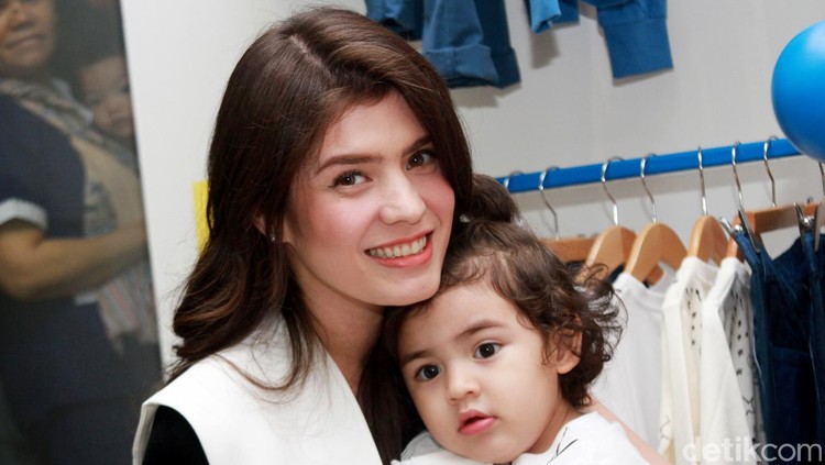 Bagi Carissa Puteri, Setiap Hari adalah Hari Ibu Untuk mengungkapkan rasa sayang ke ibu, Carissa Puteri Tak perlu menunggu bulan Desember.