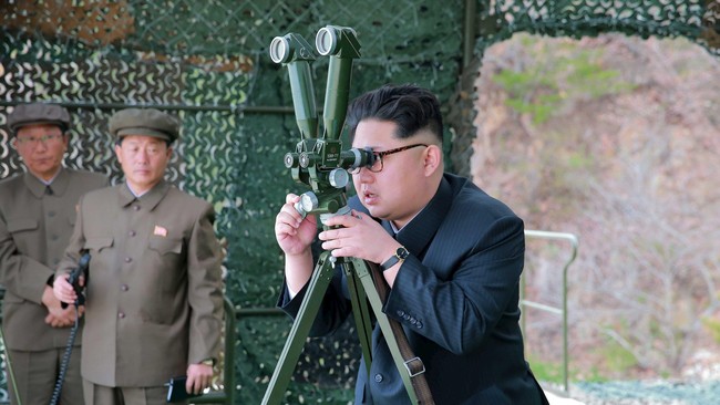 Pemimpin tertinggi Korut, Kim Jong-un mempertimbangkan meluncurkan serangan baru saat menginspeksi salah satu situs militer di Pulau Jangjae dan Mu.