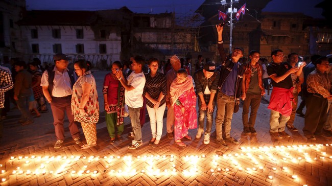Tepat satu tahun setelah bencana terparah sepanjang sejarah di Nepal, warga di kaki Pegunungan Himalaya mengadakan acara perenungan kembali.