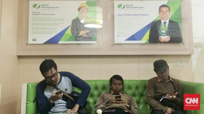 Komisi IX DPR sekaligus politikus PAN Saleh Partaonan Daulay mempertanyakan keabsahan payung hukum JKP, pengganti JHT, yakni UU Cipta Kerja.