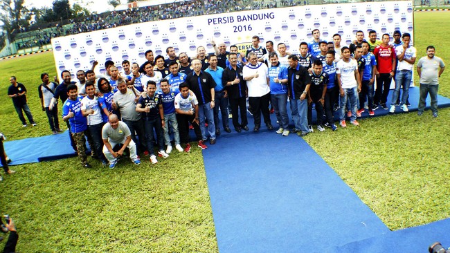 Manajemen Persib Bandung memilih memperkenalkan skuat tim tersebut di Stadion Siliwangi dibandingkan di Stadion GBLA yang bakal jadi kandang tim tersebut.