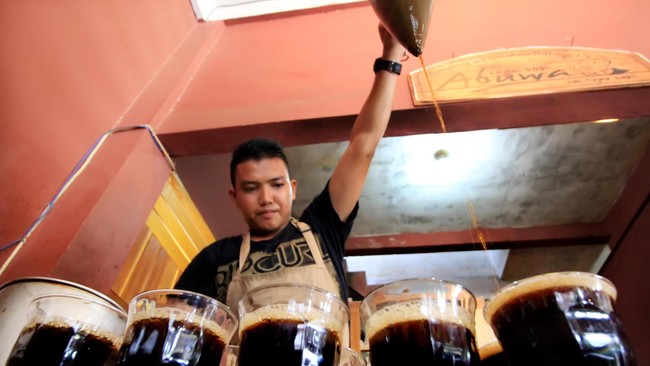 Kopi apa yang kamu minum? Bagaimana kalau kamu mencoba kopi hitam tanpa gula yang terasa pahit itu. Banyak manfaatnya ternyata.