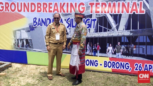 Pemerintah berencana memperpanjang landasan pacu Bandara Silangit, Sumatera Utara, dari saat ini sepanjang 2.200 meter, menjadi 2.400 meter hingga 2.500 meter.