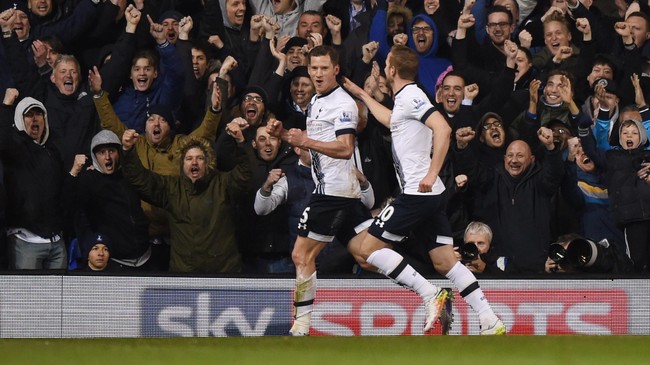 Tottenham Hotspur berhasil mengakhiri babak pertama dengan keunggulan 1-0 atas West Bromwich Albion lewat gol bunuh diri Craig Dawson.