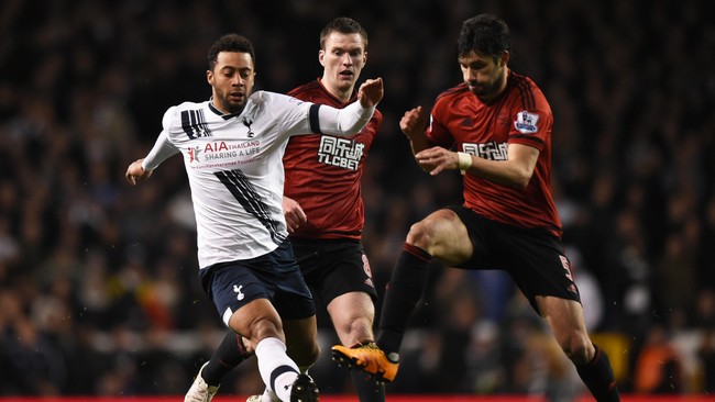 Manajer Spurs Mauricio Pochettino mengaku kagum dengan kualitas gelandangnya Mousa Dembele. Ia bahkan menyamakan Dembele dengan Maradona.