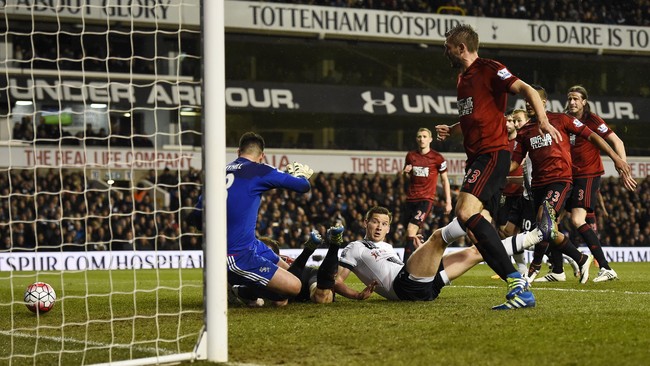 Craig Dawson yang mencetak gol bunuh diri di babak pertama berhasil membayar kesalahannya dengan gol penyama kedudukan.